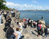 IMG_4655 Crowds gathering around the the Little Mermaid statue (Den lille Havfrue)